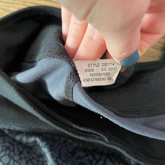 Under Armour Women’s Gray Geometric Cropped Leggings - Picture 4 of 5